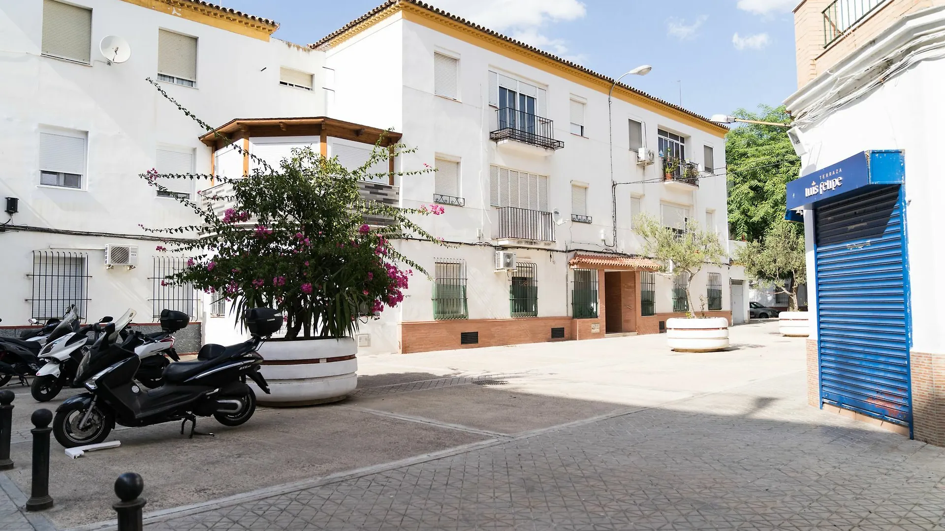 Spectacularly Updated Home Sevilla Lägenhet